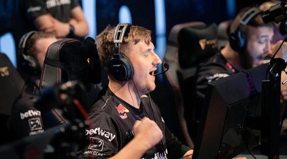 LPL 的当前15点经济差数据： Invictus Gaming 的三项C在榜单上！ knight 的数据为负！