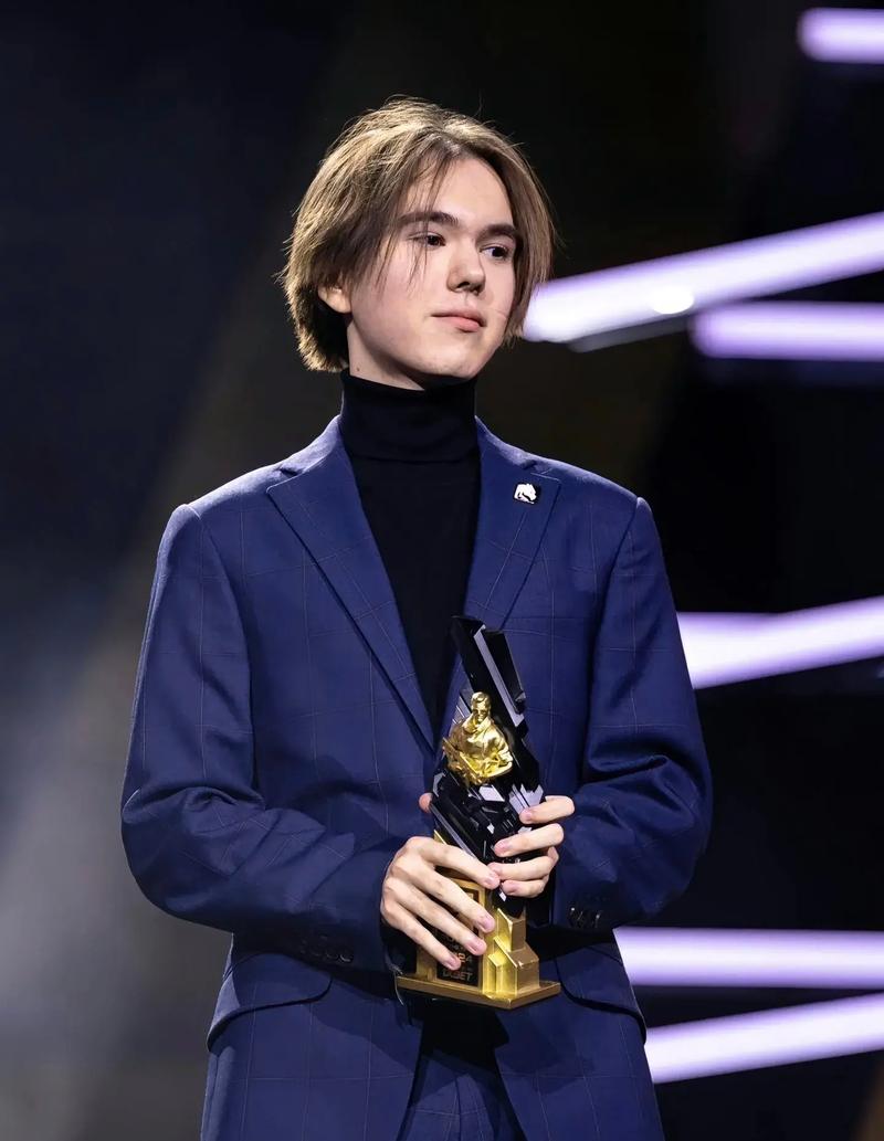 NAVI vs Astralis 和 BIG vs G2： BLAST Bounty 2025 第二轮的紧张对局： 资格赛